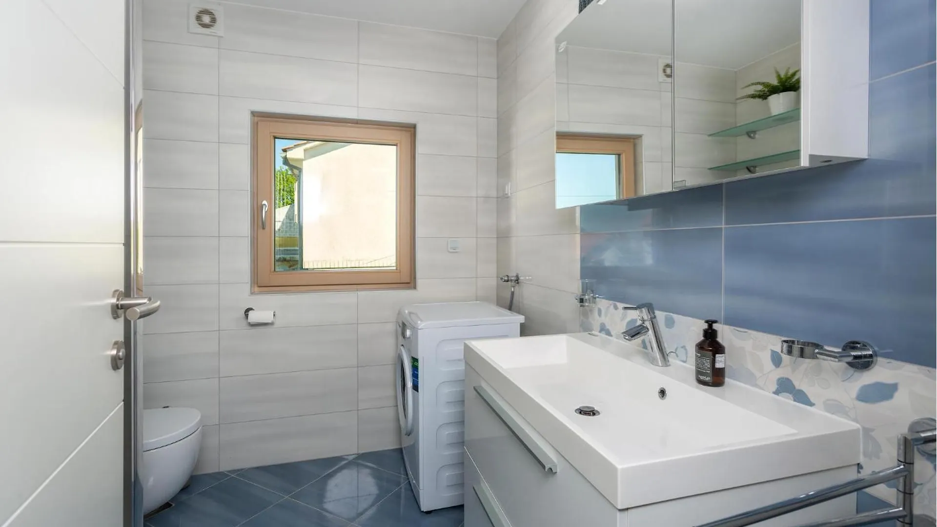 Gorgeous Home In Njivice With House Sea View Holiday home